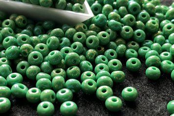 Light green iridescent glossy large, Czech beads