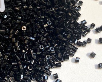 Black gloss faceted, Czech cut