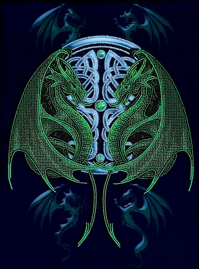 MILEDI Sakrales Stick-Artefakt Guardians of the North: zwei smaragdgr&uuml;ne Drachen und ein keltischer Knoten aus Glasperlen auf dunklem Hintergrund.