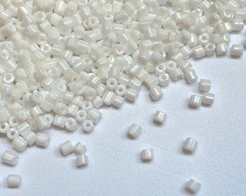 White pearlescent gloss with rainbow coating, Czech cut