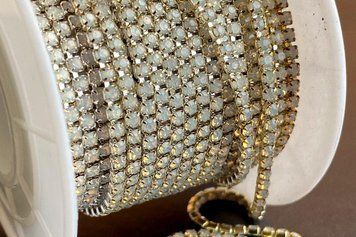 White opal rhinestone chain in silver frame (2 mm)