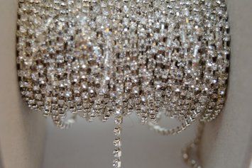 Crystal rhinestone chain in light silver with a distance of 1 mm (2,3 mm)