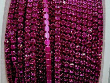 Fuchsia rhinestone chain in a rhinestone-colored frame (2 mm)